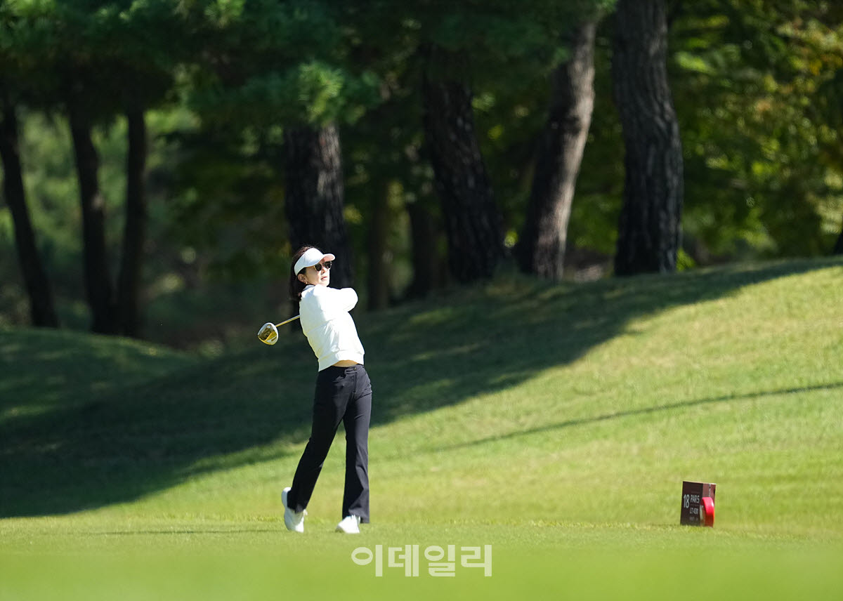 [포토]전인화,굿샷으로 버디를 노리죠