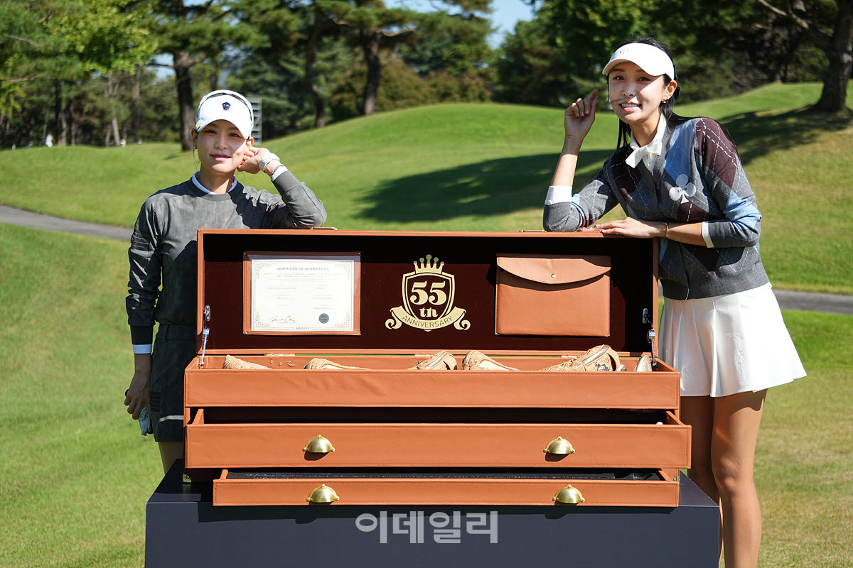 [포토]김자영-강지윤,갖고 싶은 클럽입니다