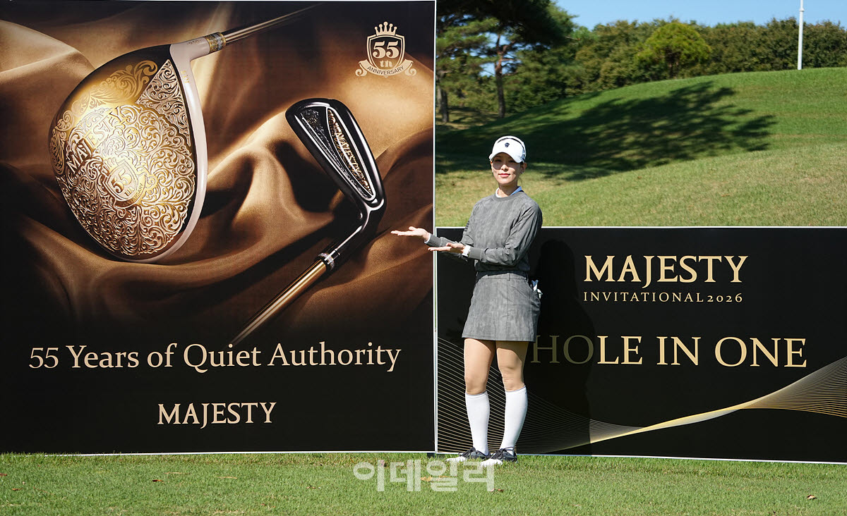 [포토]김자영,55주년 기념 클럽입니다
