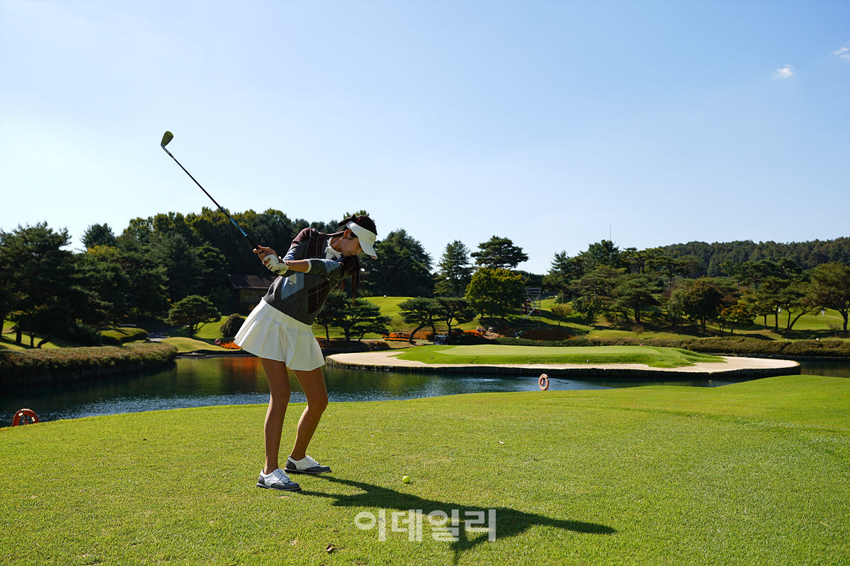 [포토]강지윤,그림같은 홀에서의 샷