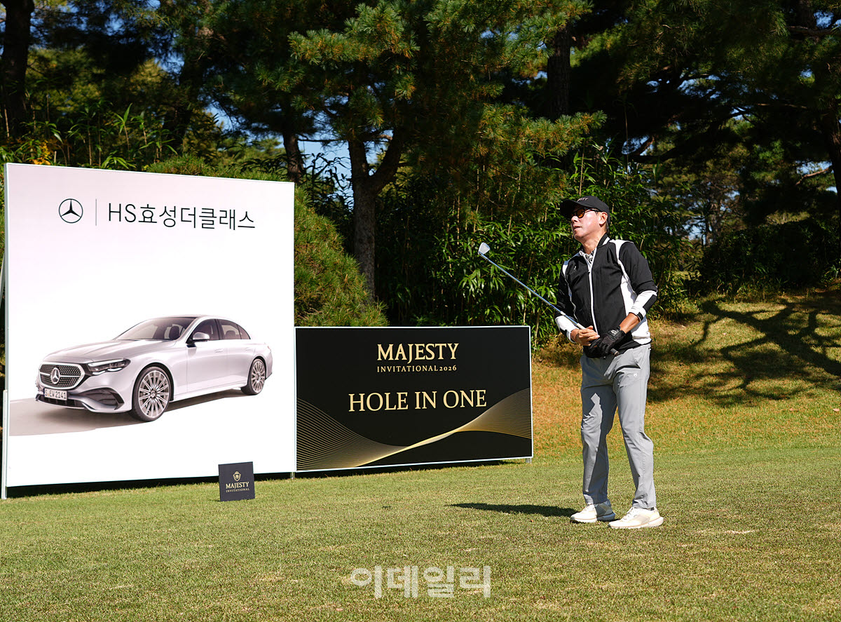 [포토]윤종신,홀인원을 바라본다
