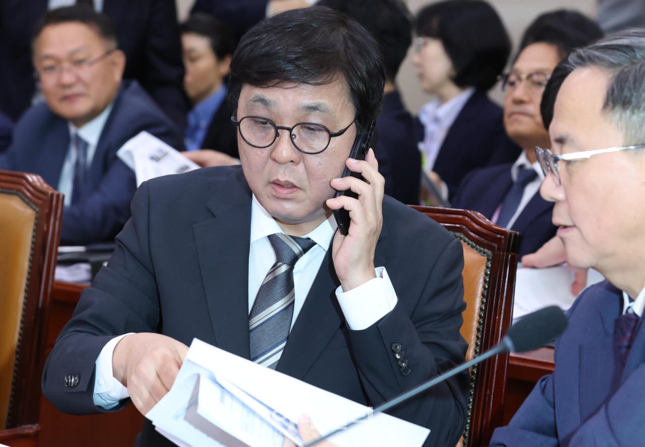[포토]'통화하는 최휘영 장관'