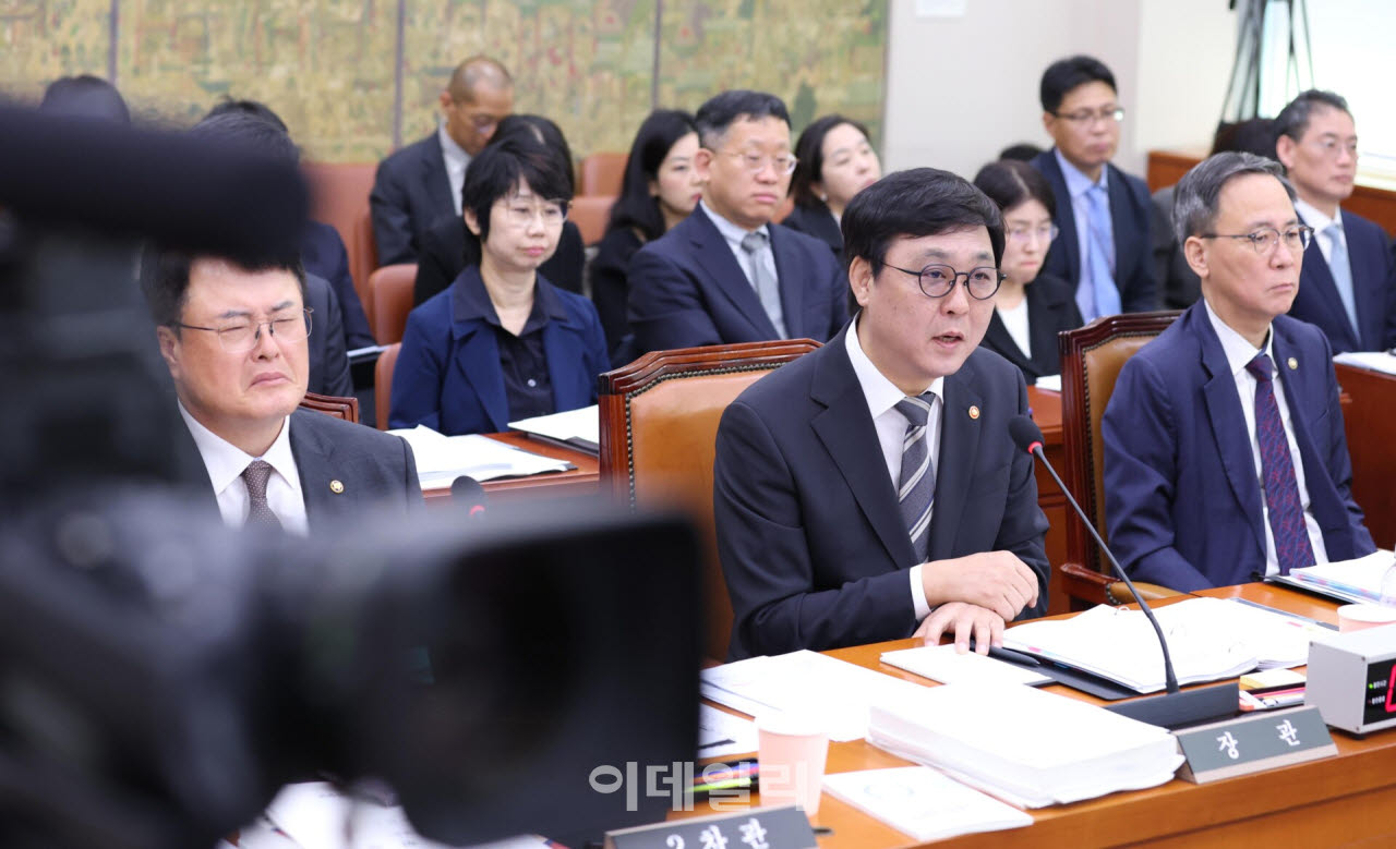 [포토]최휘영, '암살자(들) 논란...상상력과 창작엔 제약이 있어서는 안 된다고 생각'