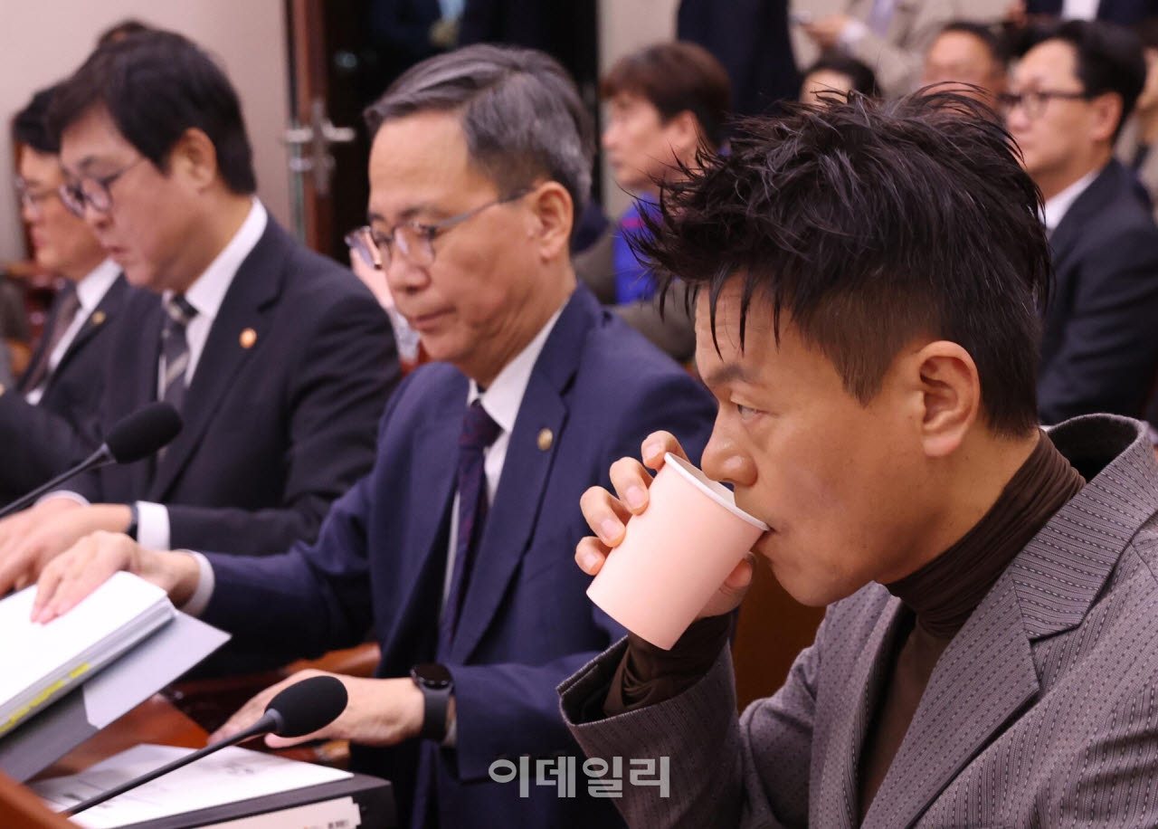 [포토]국정감사, '물 마시는 박진영 위원장'