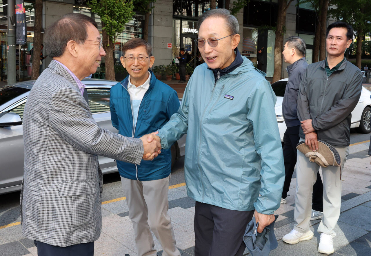 [포토]청계천에서 만난 이명박 전 대통령-정운찬 동반성장연구소 이사장