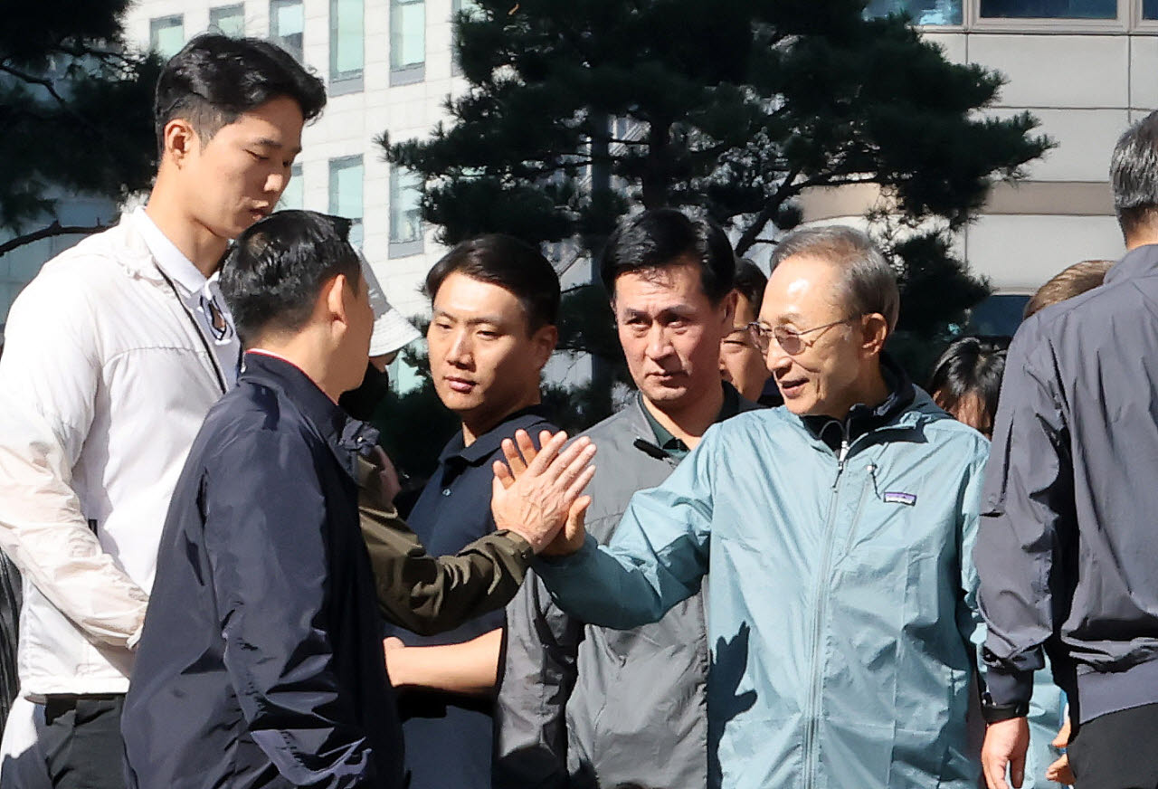 [포토]참석자들과 인사 나누는 이명박 전 대통령