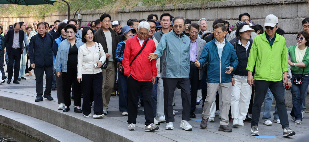 [포토]청계천 둘러보는 이명박 전 대통령