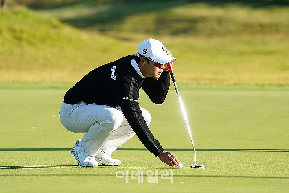 [포토] 정한밀, 빛나는 퍼팅을 위해