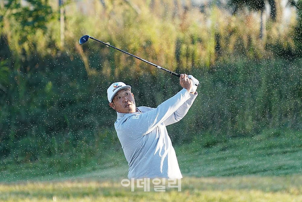 [포토] 백석현, 페어웨이 벙커에서 그린으로