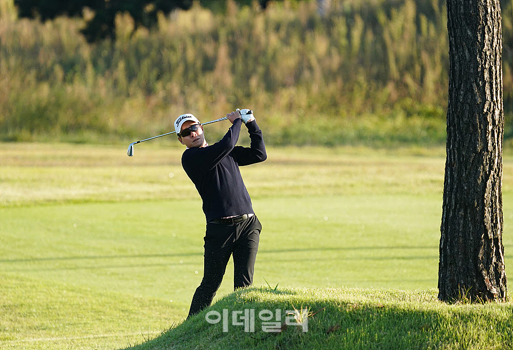 [포토] 김경태, 나무를 피해서 날린다