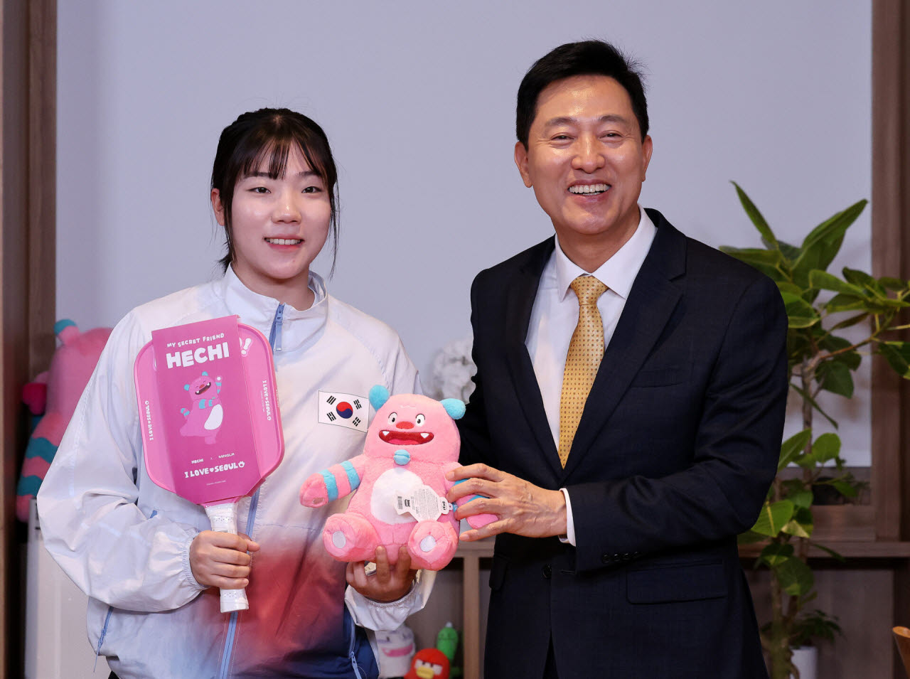 [포토]전하영 선수에게 서울시 굿즈 전달하는 오세훈 시장
