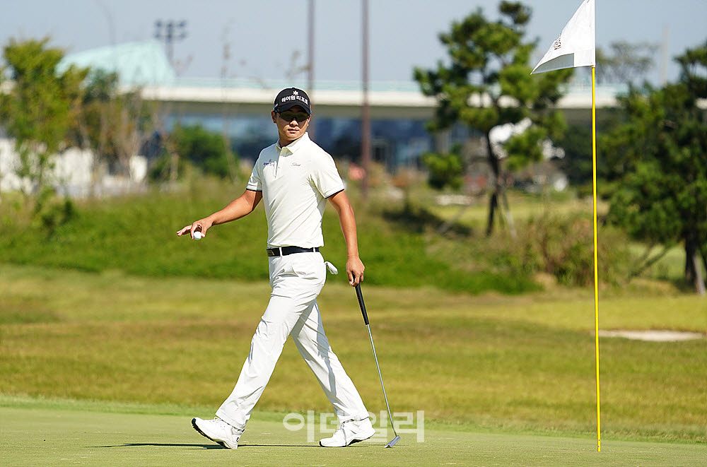 [포토] 백무곤, 신중히 살피는 그린