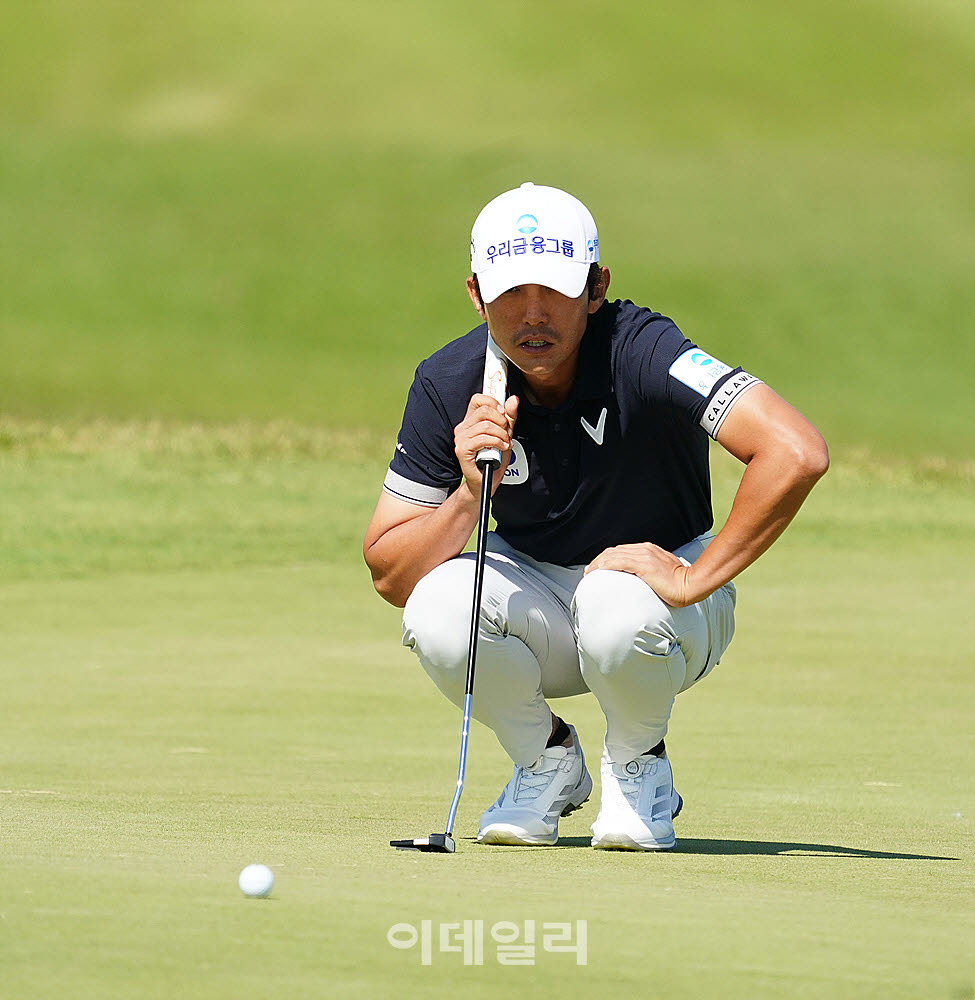 [포토] 이수민, 신중히 읽는 라인