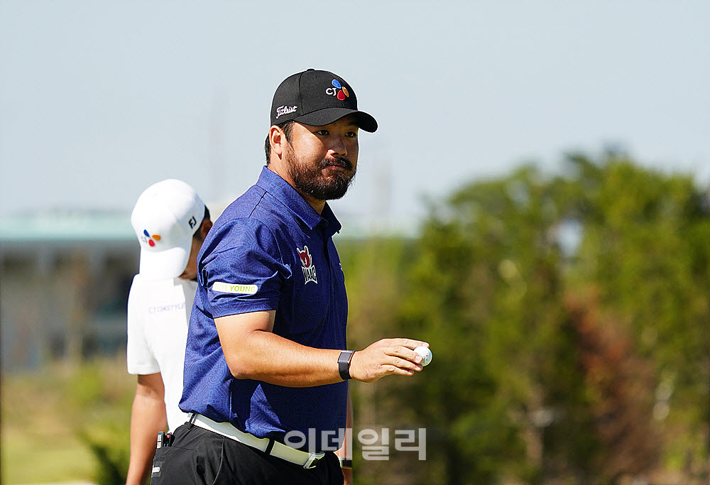 [포토] 정찬민의 버디 인사