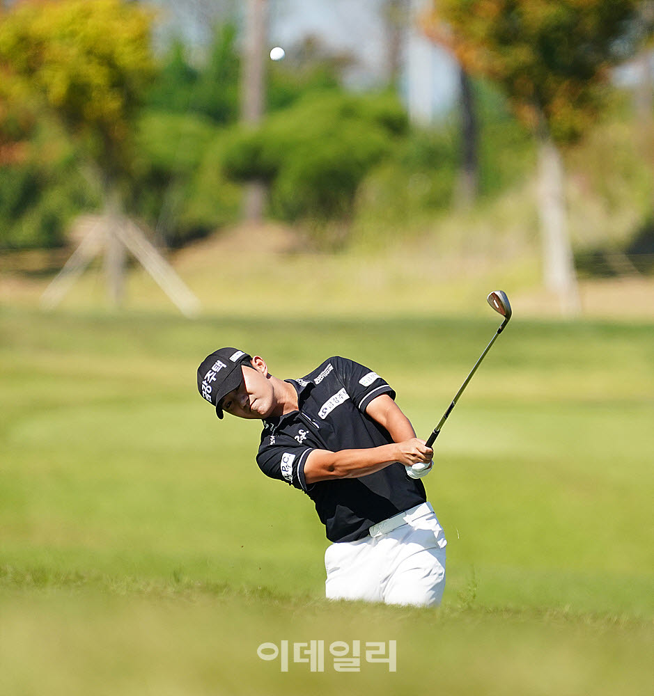 [포토] 옥태훈, 높은 탄도로 날린다