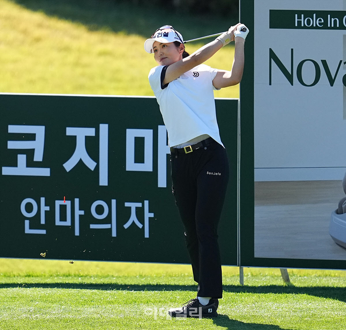 [포토]장수연,은퇴 경기 신중한 티샷