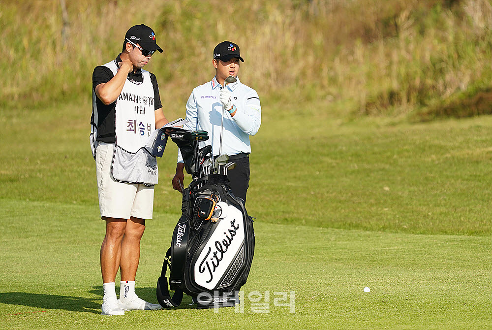 [포토] 최승빈, 신중한 웨지 선택