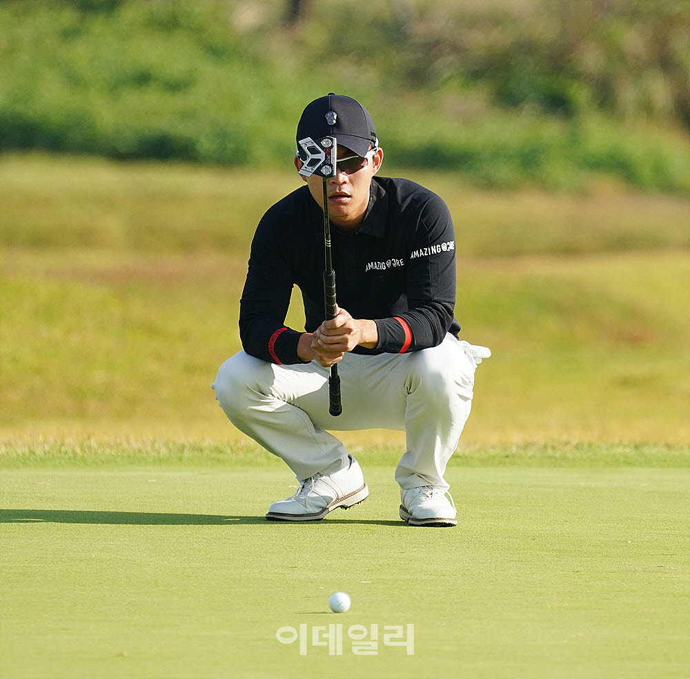 [포토] 정태양, 신중히 읽는 버디 라인