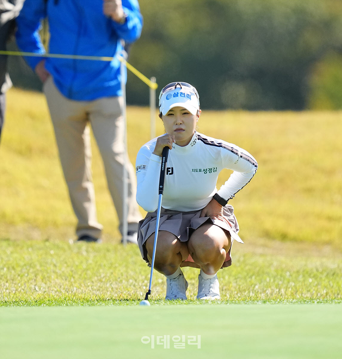 [포토]고지우,첫 홀 버디 노리는 시선