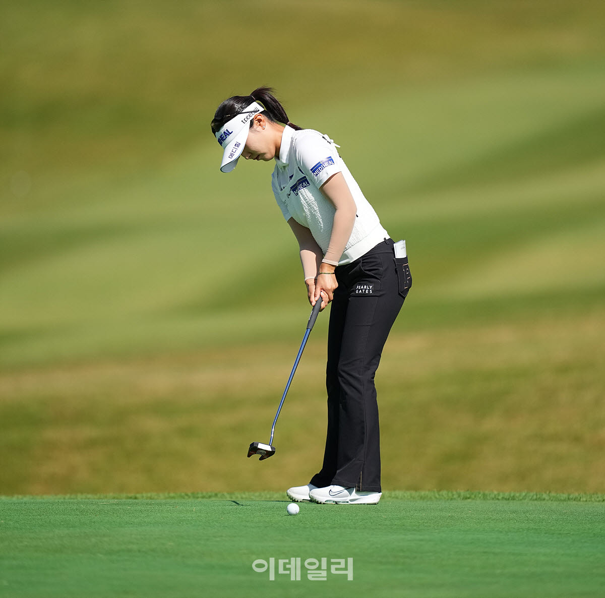 [포토]이예원,첫 버디 퍼트 들어가라