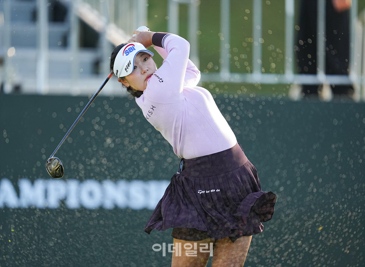 [포토]이윤서,상위권 향한 첫 티샷