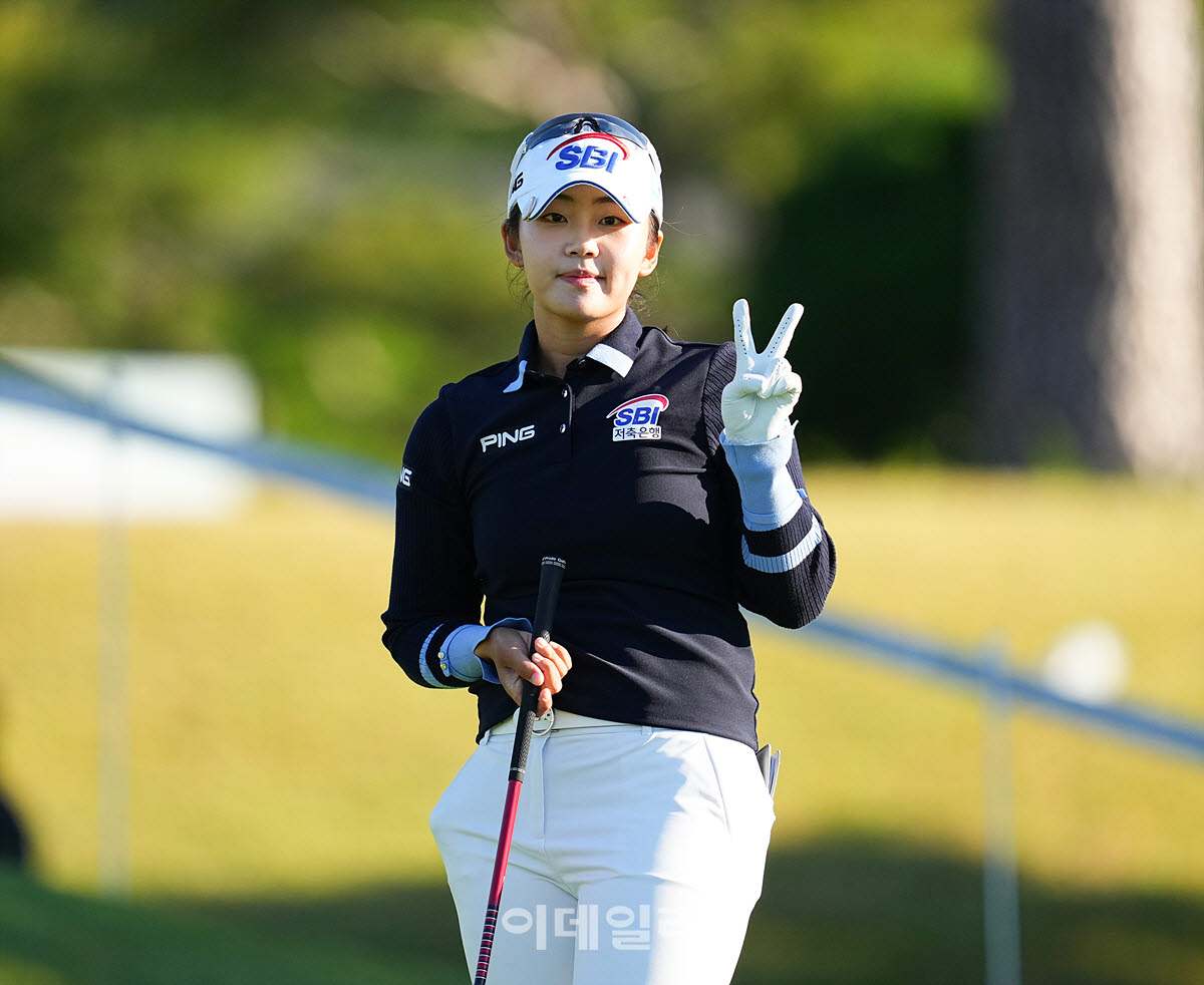 [포토]김지윤,첫 인사는 미소 브이