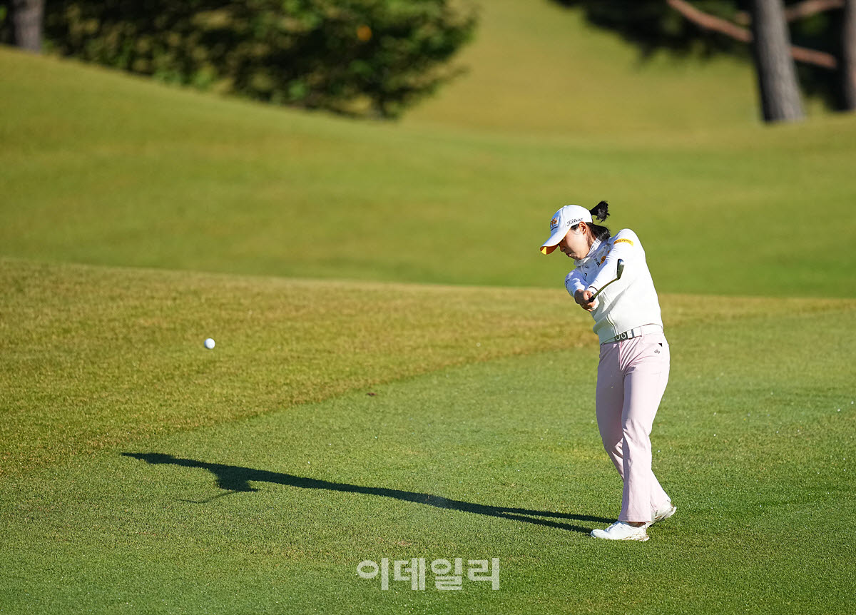 [포토]이지민,강하게 날린 아이언샷