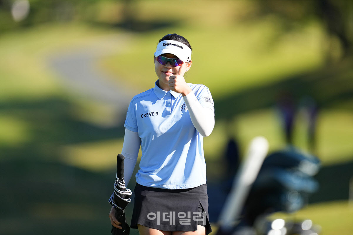 [포토]김소정,첫 버디 성공 엄지척