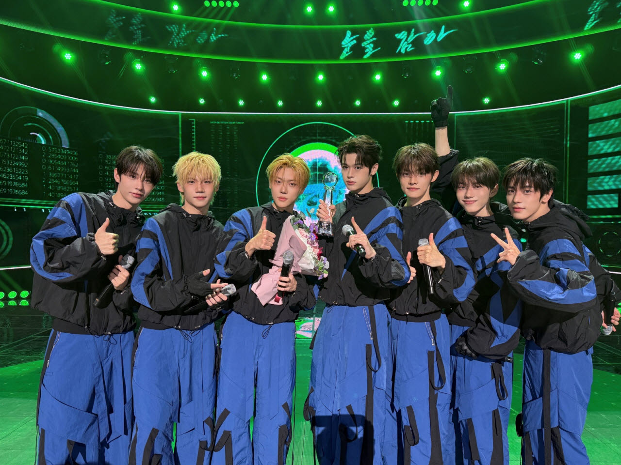 초동 71만→‘뮤뱅’ 1위… 클로즈 유어 아이즈, 상승세 탔다