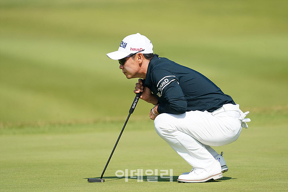 [포토] 최민철, 신중히 읽는 버디 라인