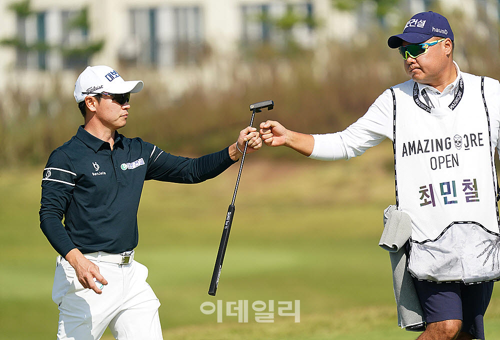 [포토] 최민철, 버디 성공 하이파이브