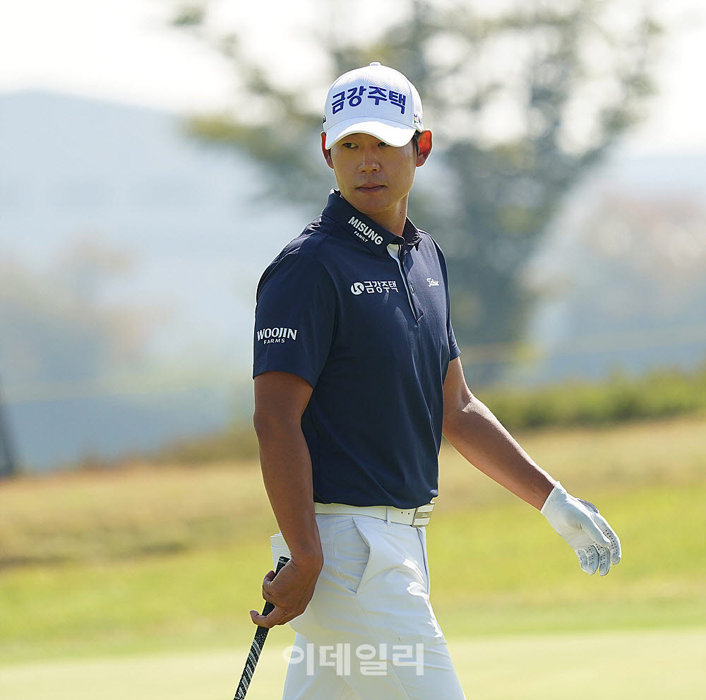 [포토] 신용구, 차분하게 살피는 그린