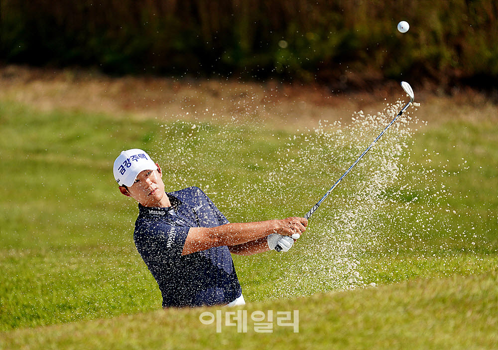 [포토] 신용구, 간결한 스윙으로 빠져 나오는 벙커