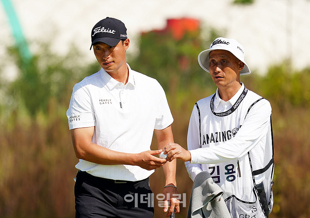 [포토] 김용태, 버디를 바라는 같은 마음