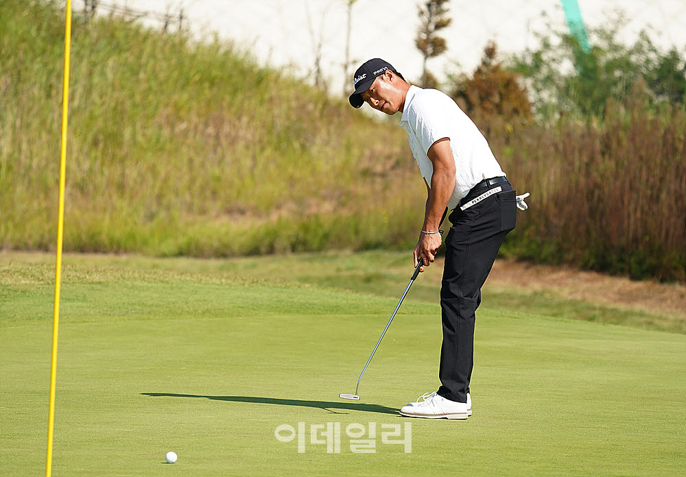 [포토] 김용태, 신중한 퍼팅 스트로크