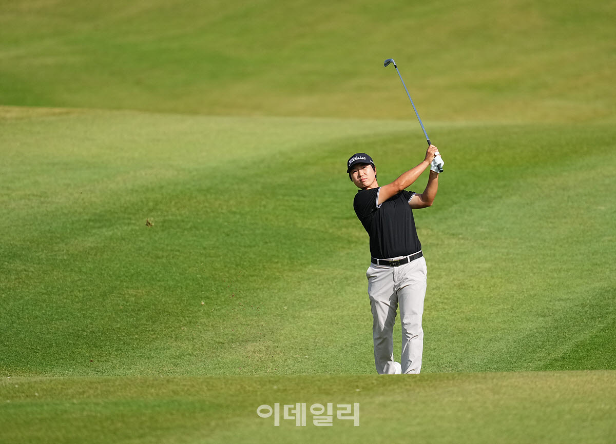 [포토]김지수,그린에 올라 핀으로 굴러라