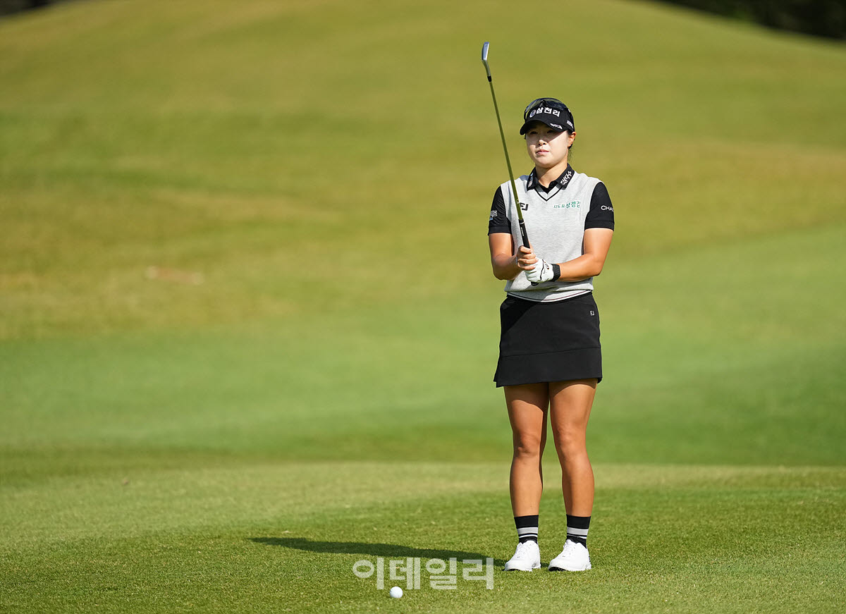 [포토]고지우,첫 홀 버디 위해 집중한다
