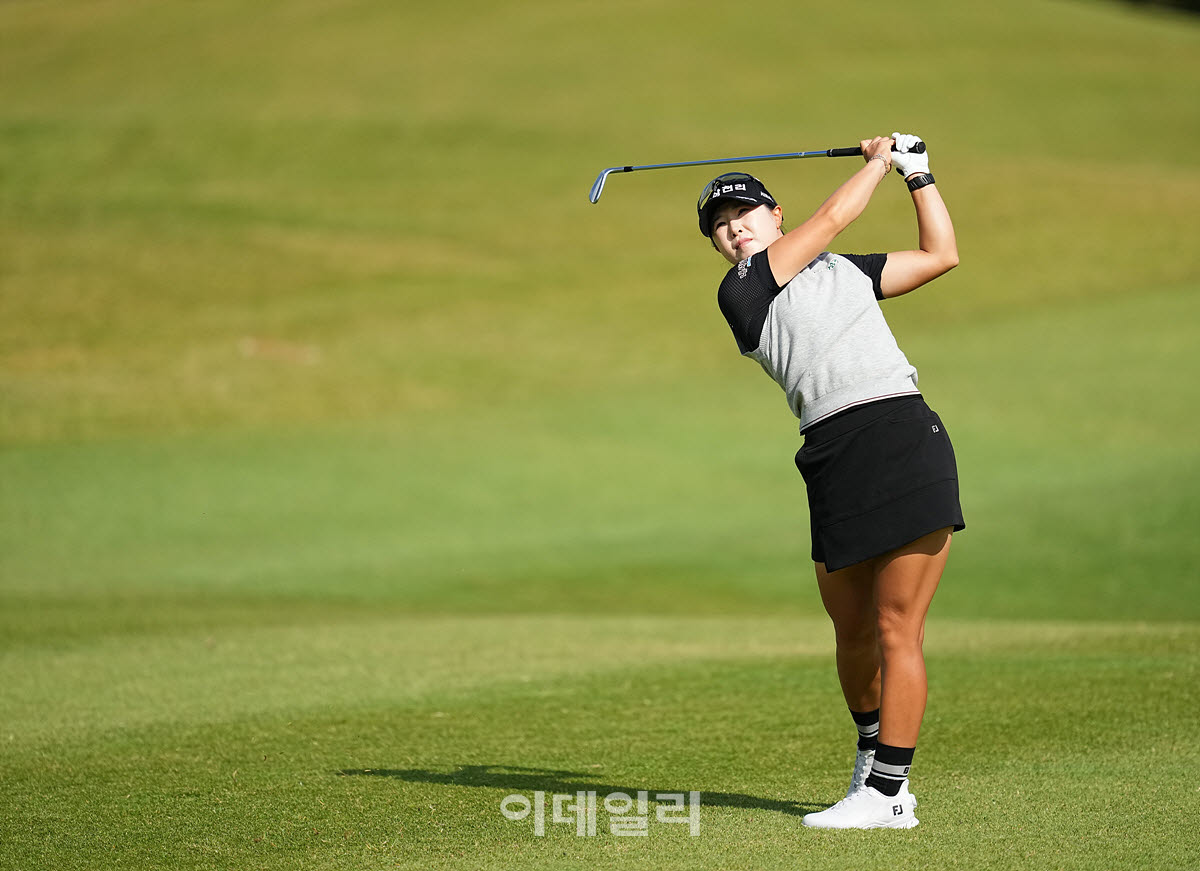 [포토]고지우,핀에 붙여 버디를 노린다