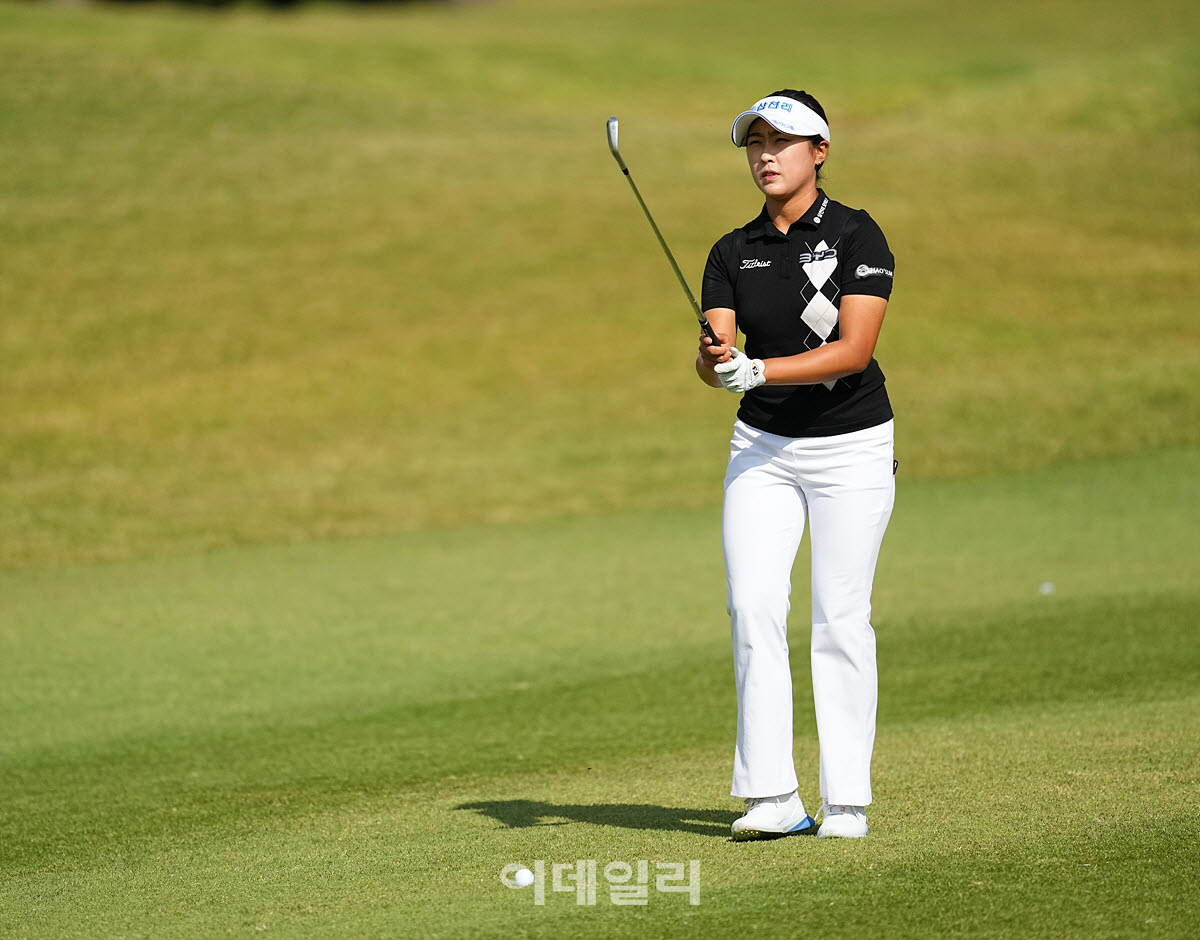 [포토]김민주,첫 홀 버디 노리는 정조준