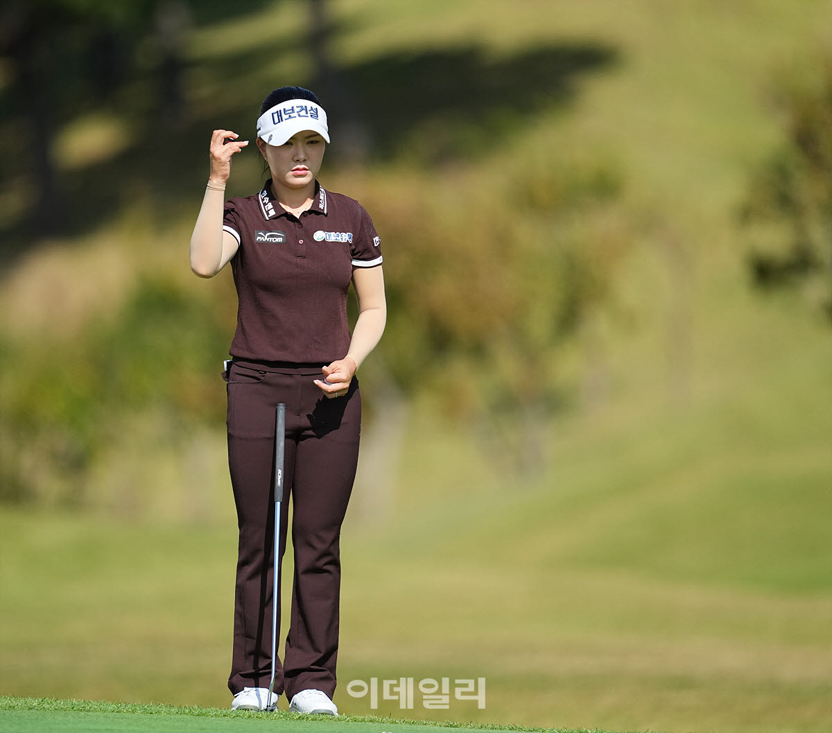 [포토]서어진,버디 위해 핀을 본다