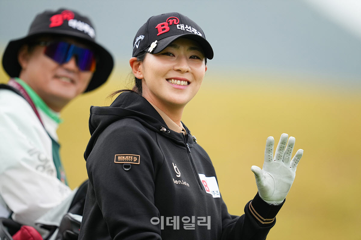 [포토]이지현,밝은 손인사로 출발