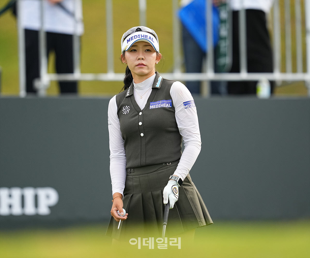 [포토]배소현,첫 홀 공략 방향 확인