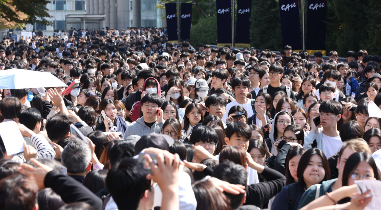 [포토]논술 마치고  이동하는 수험생들