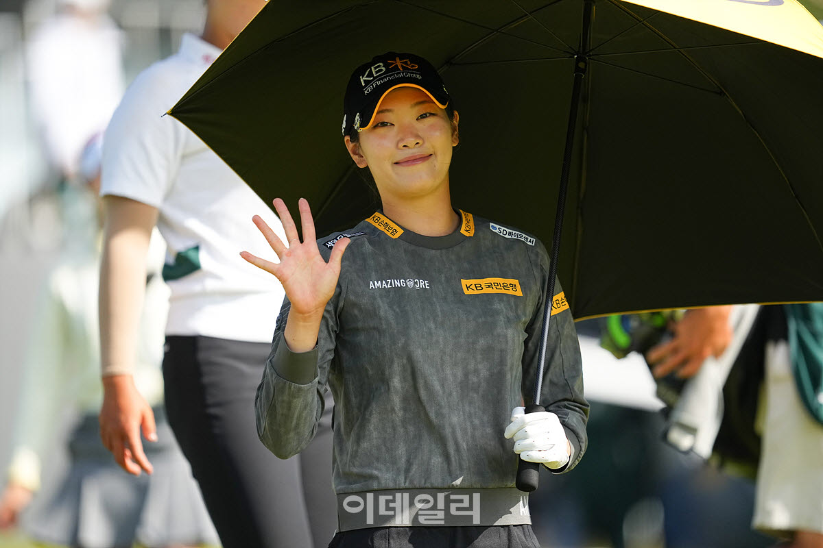 [포토]방신실,밝은 미소 손인사