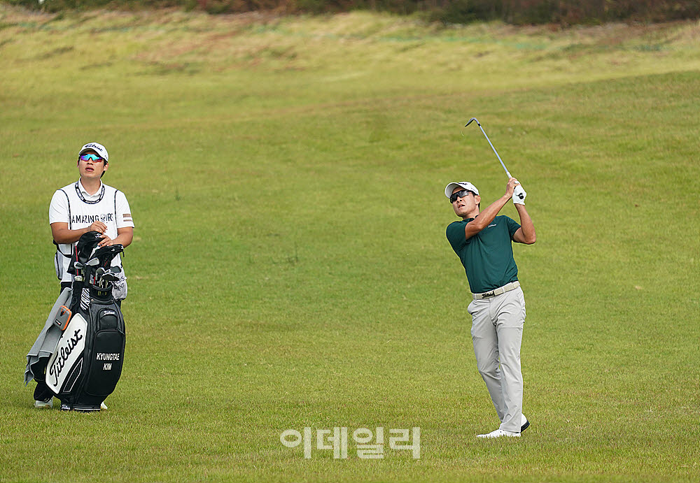 [포토] 타구 바라보는 김경태
