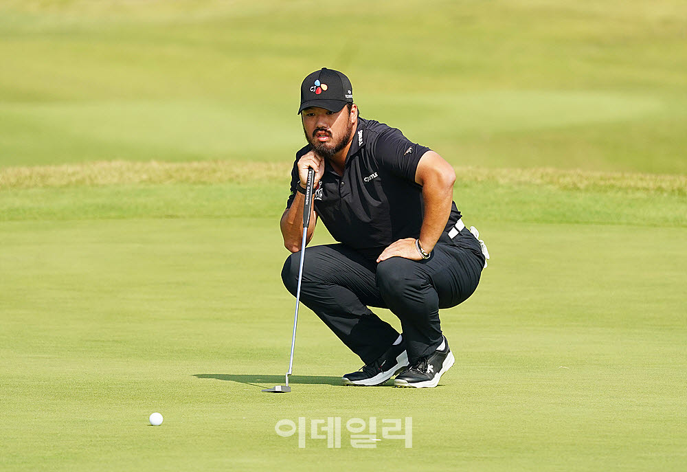 [포토] 정찬민, 신중히 읽는 그린