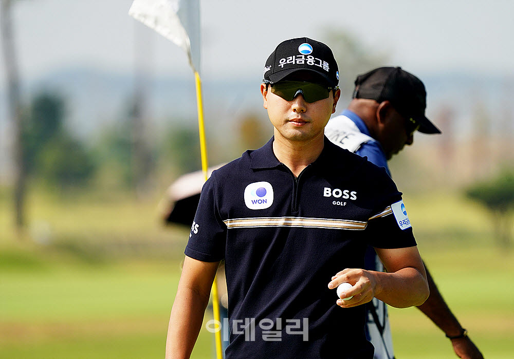 [포토] 조우영, 버디 잡고 홀아웃