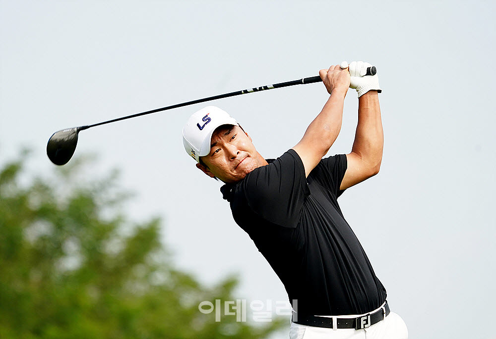 [포토] 전가람, 호쾌한 샷으로 역전 우승에 도전한다