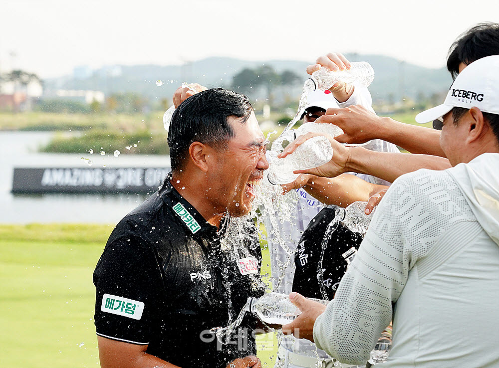 [포토] 이대한, 동료들의 축하세례