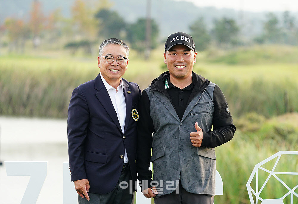 [포토] 이대한, KPGA 김원섭 회장으로부터 우승자켓